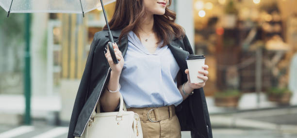 街を歩く若い女性 - ファッション ストックフォトと画像