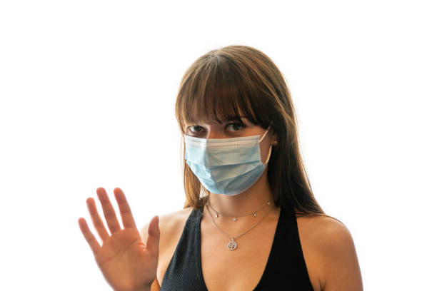 giovane donna che indossa una maschera medica agitando la telecamera - patrick zaki foto e immagini stock