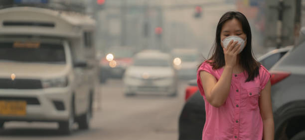 jonge vrouw draagt beschermende masker in de city street, chiang mai thailand - chiang mai stad stockfoto's en -beelden