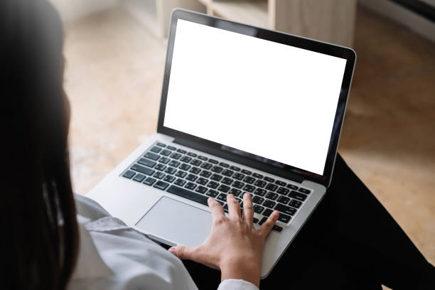 집에서 노트북 컴퓨터로 작업 하는 젊은 여자, 빈 화면 디스플레이 - 빈 화면 뉴스 사진 이미지