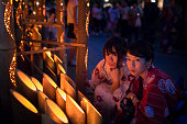 若い女性が日本のお盆の夜イベントで浴衣と竹のキャンドル ライト