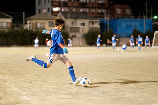 youth soccer player in tokyo japan - japon futbol 個照片及圖片檔