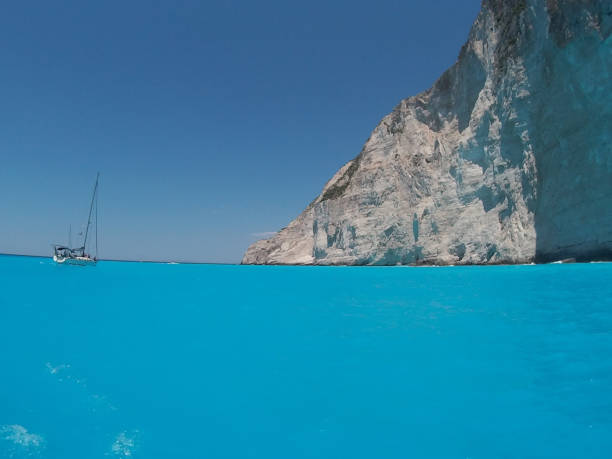 zakynthos eiland griekse eilanden schipbreuk baai boot in de blauwe zee grote rots fotografie aangelegde achtergrond griekenland - navagio beach stockfoto's en -beelden