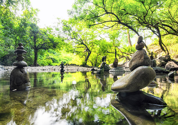 дзен медитации пейзаж.  спокойствие и духовного природной среде - японский сад камней стоковые фото и изображения