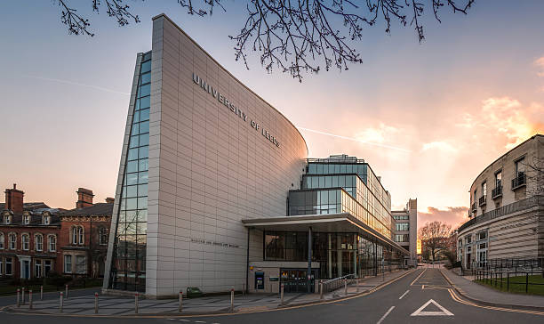 здание ziff-университет лидс, великобритания - leeds стоковые фото и изображения
