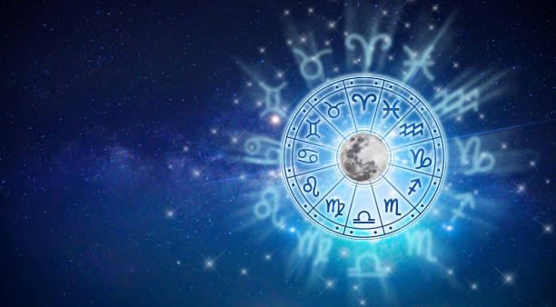 segni zodiacali all'interno del cerchio dell'oroscopo. astrologia nel cielo con molte stelle e lune astrologia e concetto di oroscopi - segni zodiacali foto e immagini stock