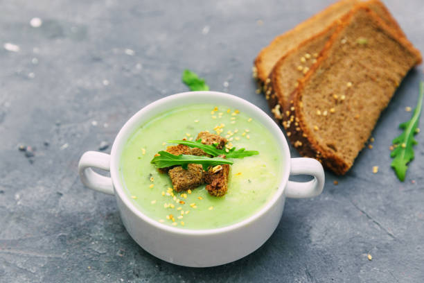 zucchini krämig soppa med basilika på en ljus bakgrund. - squash sun bildbanksfoton och bilder