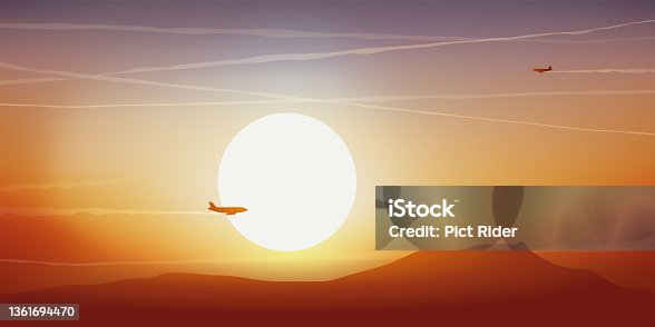 istock Avions de ligne qui traverse l’horizon devant un coucher de soleil. 1361694470