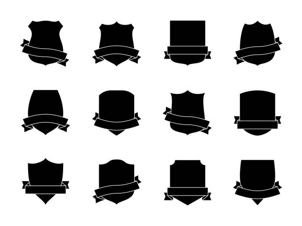 リボン付きの黒いシールドラベル。ヘラルディックロイヤルブレイゾンバッジ。中世の印の盾、ペナント。セキュリティサインレトロベクトルセット - 遮蔽点のイラスト素材／クリップアート素材／マンガ素材／アイコン素材