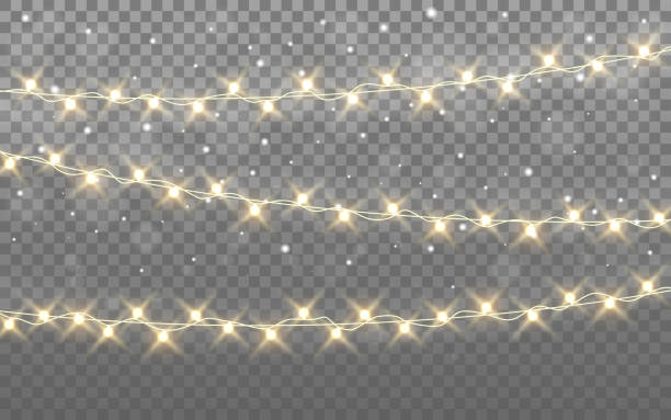 noel ışıkları. şeffaf zeminde altın çelenkler. gerçekçi ışık dekorasyonu. tebrik kartı veya web sitesi için parlayan ampuller. vektör çizimi - christmas lights stock illustrations