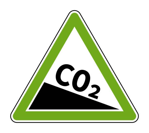 co2-emissionsreduktionszeichen grüne dreiecksform - co2 stock-grafiken, -clipart, -cartoons und -symbole