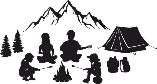 가족 앉아 주위 산들과 모닥불 실루엣 장면, 천막 및 소나무 나무. 야외 캠핑 하는 사람들 - 텐트 일러스트 stock illustrations