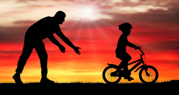 ilustrações, clipart, desenhos animados e ícones de o pai ensina o bebê a andar de bicicleta. ilustração do vetor de silhueta - son dad workout