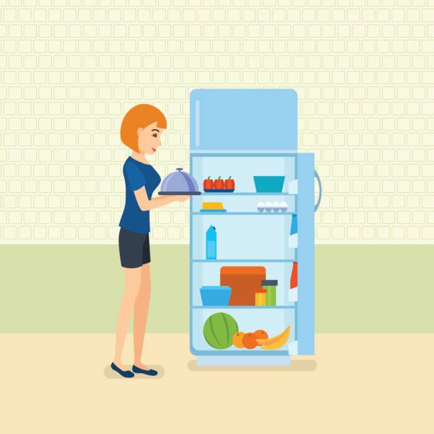 女の子は台所に立って、手に食品トレイを保持します。 - 冷蔵庫　中点のイラスト素材／クリップアート素材／マンガ素材／アイコン素材
