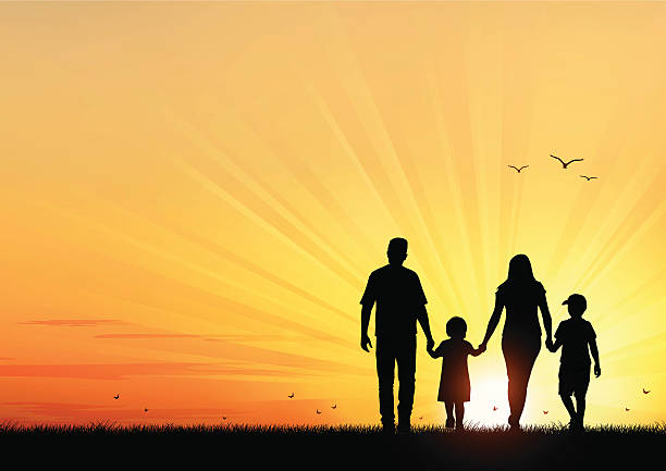 Ilustrasi vektor siluet keluarga muda yang bahagia berjalan saat matahari terbenam. Termasuk hi-Res jpeg.