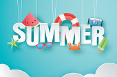 Hallo Sommer mit Dekoration Origami auf blauem Himmel Hintergrund hängen. Papierkunst und Handwerk Stil. Vektordarstellung von Lebensring, Eis, Kamera, Wassermelone, Sonnenbrille.