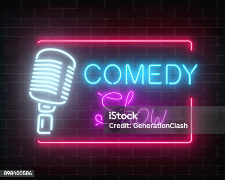 istock Neon comedy show sign with retro microphone on a brick wall background. Humor monolog glowing signboard. 898400586
