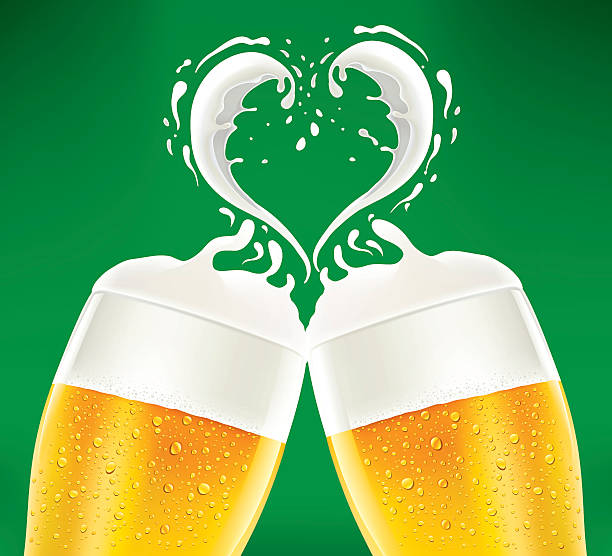 romantisches paar bier mit schaum wie herz - kaltes herz stock-grafiken, -clipart, -cartoons und -symbole
