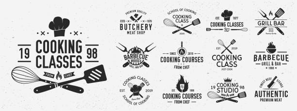 요리 클래스 로고 및 포스터 템플릿의 집합입니다. 음식 스튜디오, 요리 코스, 요리 학교에 대한 바베큐 및 요리 코스 로고 세트. 레스토랑 그래픽입니다. 벡터 일러스트레이션 - 요리사 stock illustrations