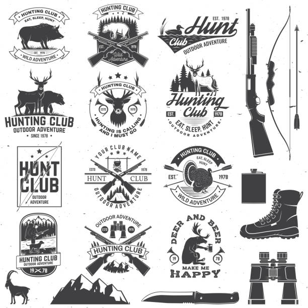 avcılık kulübü rozeti seti. gömlek, baskı, damga için vektör kavramı. av tabancası, domuz, avcı, ayı, geyik, dağlar ve orman ile vintage tipografi tasarımı. açık macera avı kulübü amblemi - guns stock illustrations