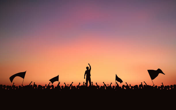 ilustraciones, imágenes clip art, dibujos animados e iconos de stock de grupo de silueta de personas puño levantado y banderas de la protesta en diseño plano icono con fondo de cielo de noche - protest