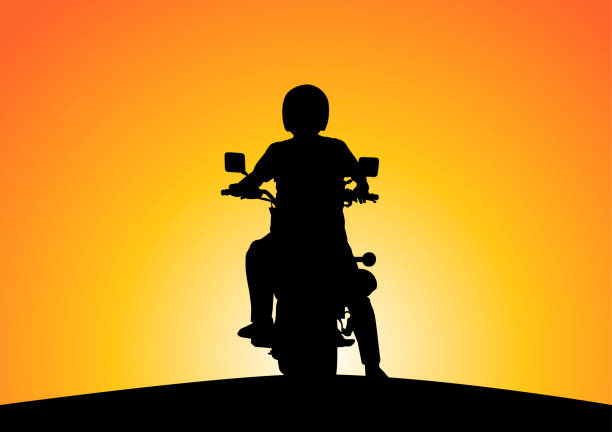 stockillustraties, clipart, cartoons en iconen met silhouet van motorrijders op aard bij zonsondergang. - motorfietser