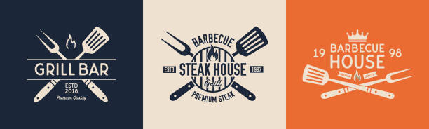 steak house, izgara bar, barbekü evi vektör logo şablonları. vintage logo, etiket, rozet, etiket tasarımı. izgara ızgara, spatula ve ızgara çatal ile ızgara logosu. vektör çizimi - bbq stock illustrations