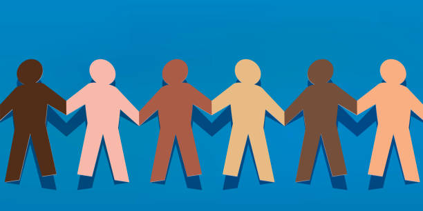 символ солидарности между людьми с бумажными символами разных цветов, которые держатся за руки. - diversity stock illustrations