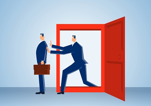 The businessman inside the door pushes the businessman outside the door, workplace or job competition, the manager fires the businessman, refuses to sell