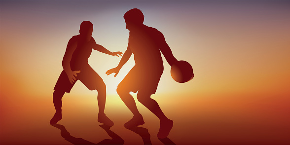 Concept du match de basket avec deux adversaires dans une action de jeu, l’un attaque et l’autre défend pour l’empêcher d’aller marquer un panier. vector