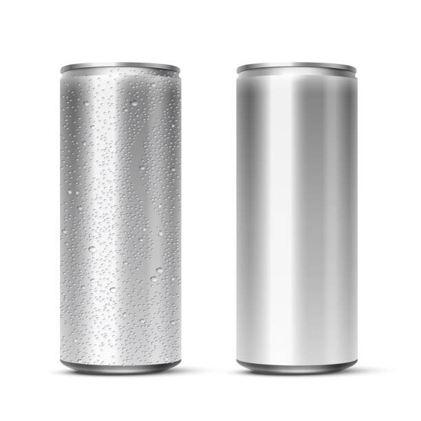 ベクトル3d現実的なアルミニウム缶の水滴の有無にかかわらず白い背景に隔離された。ビール、アルコール、ソーダ、エナジードリンクのための空のモックアップ。広告とプレゼンテーショ� - 缶点のイラスト素材／クリップアート素材／マンガ素材／アイコン素材