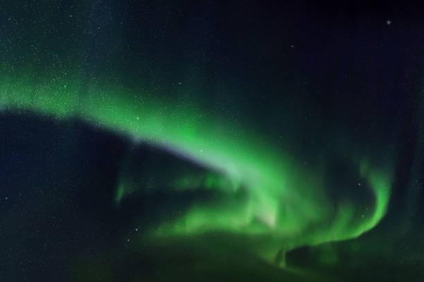 아름다운 별이 빛나는 하늘과 오로라벡터 일러스트레이션 - 북극광 일러스트 stock illustrations