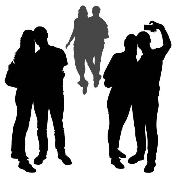 wektorowe sylwetki rodzinnej pary facet i dziewczyna robią selfie. kochająca para ogarnia. figury kobiety i mężczyzny cofające się w oddali, odizolowane białe tło stoją w pełnym wzroście - selfie stock illustrations