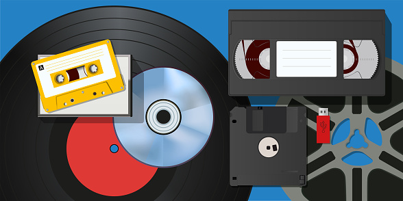 Concept du vintage, avec une collection de matériels d’enregistrement vidéo et audio, tel que cassettes, disque vinyl, clé USB et bobine de film. vector