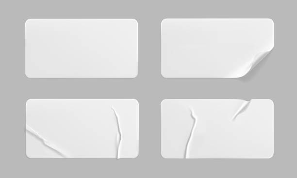 말린 모서리모의 세트가 있는 흰색 붙어 있는 구겨진 스티커. 구겨진 주름이 있는 주름이 있는 흰색 접착제 용지 또는 플라스틱 스티커 라벨을 비릅니다. 템플릿 레이블 태그가 닫힙습니다. 3d � - 편지 문서 stock illustrations