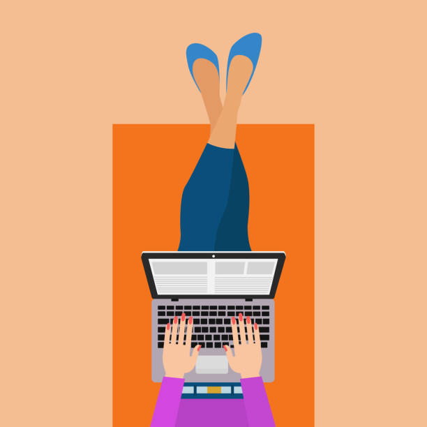 ilustraciones, imágenes clip art, dibujos animados e iconos de stock de mujer que trabaja como freelance desde casa - typing on laptop
