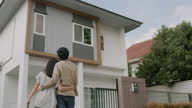 istock Excited couple for new house. 1335537245