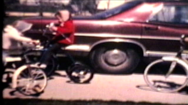 Kids Riding Bikes (1970 Vintage 8mm film)