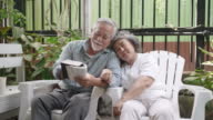 istock Senior couple travel on urban street. 1413753258