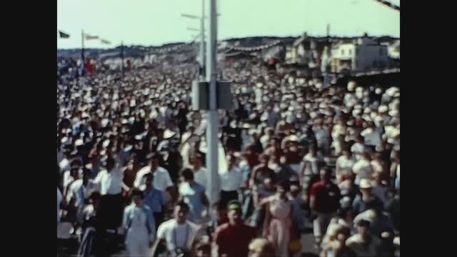 United Kingdom 1960, Large crowd of people