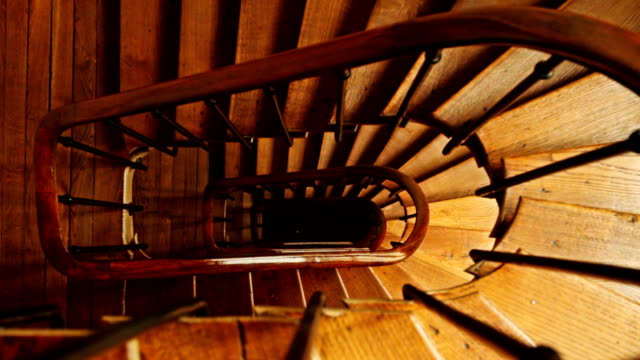 Winding Spiral Wooden Staircase Dezoom